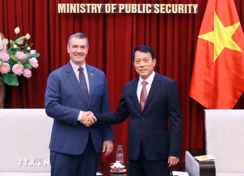 越共中央委员、越南公安部副部长梁叁光上将与美国国土安全部运输安全管理局（TSA）局长戴维·佩科斯克。（图片来源：越通社）