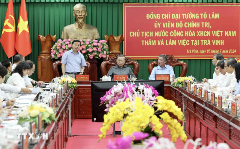 越南国家主席苏林在茶荣省调研。（图片来源：越通社）