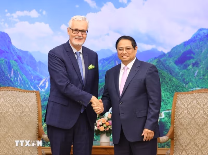 政府总理范明正会见前来拜别的德国驻越南大使吉多·希尔德纳。（图片来源：越通社）