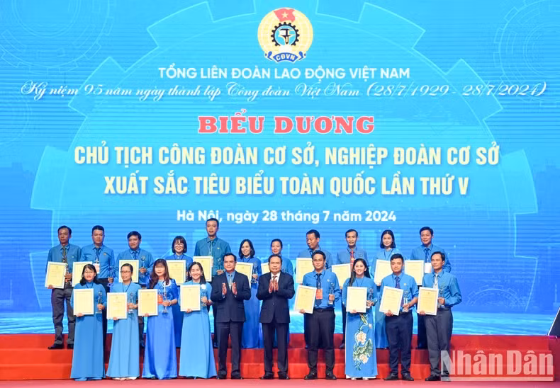 国会主席陈青敏和越南劳动总联合会主席阮廷康向全国优秀基层工会主席颁发标志和证书。