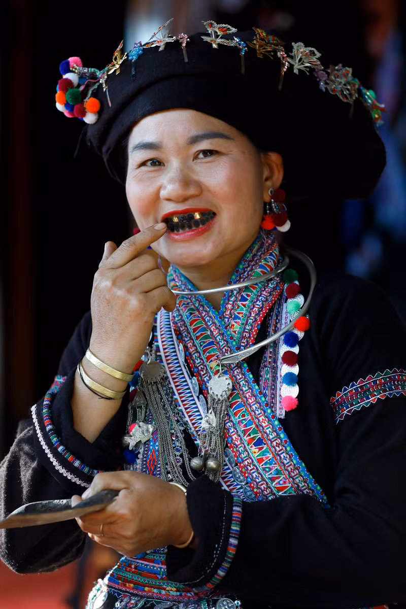 老族妇女染黑牙习俗。