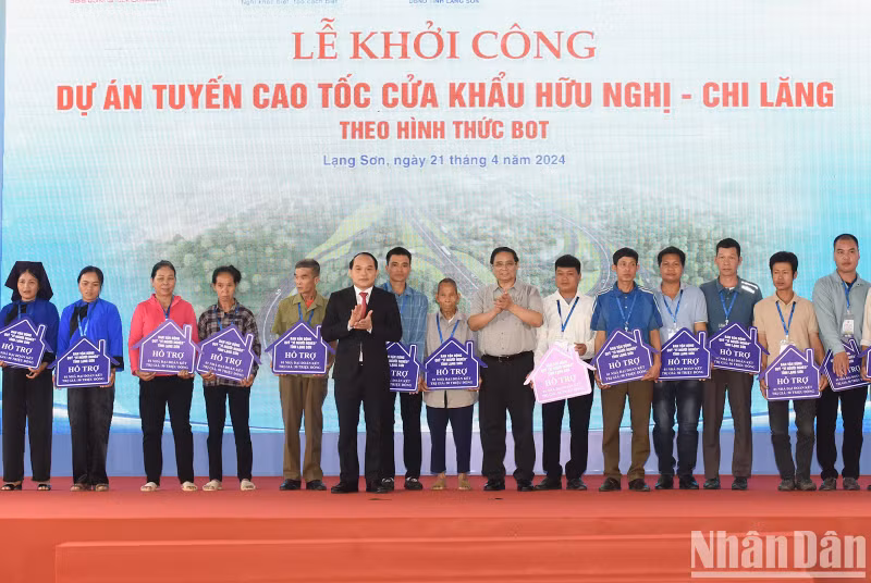 范明正总理和谅山省领导向本省与该项目相关的30户家庭赠送礼物。