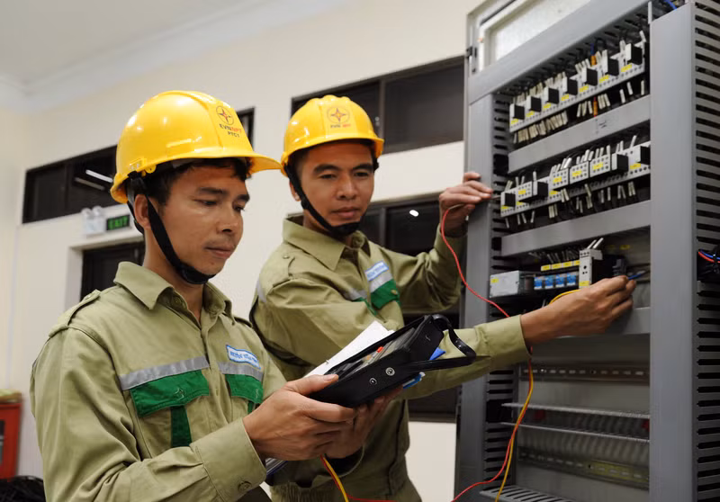工程师在变电站进行检查。
