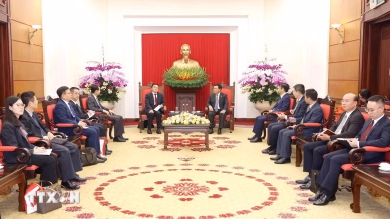 越共中央政治局委员、中央理论委员会主席、胡志明国家政治学院院长阮春胜会见中共中央委员、中央党史和文献研究院院长曲青山。（图片来源：越通社）