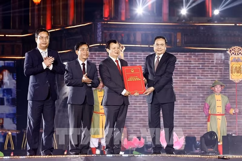 国会主席陈青敏颁发中央直辖顺化市成立决定书。（图片来源：越通社）