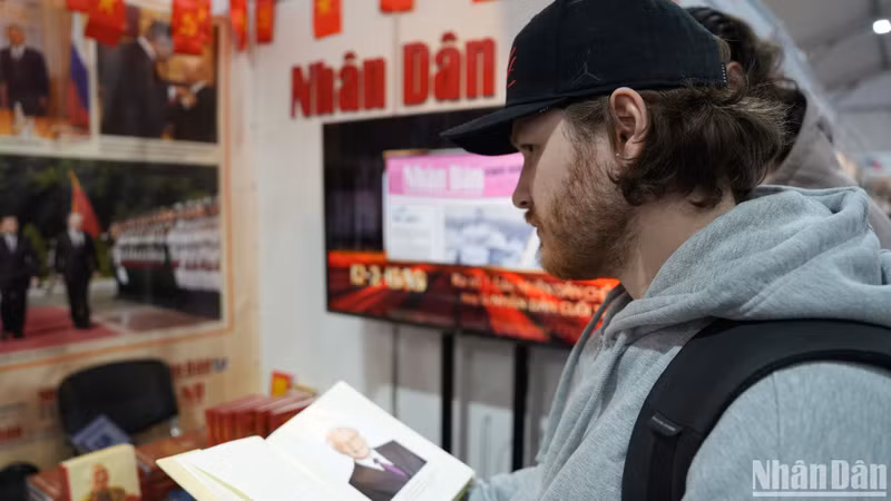 俄罗斯年轻读者关心越共中央总书记阮富仲俄文版《社会主义和越南走向社会主义道路的理论与实践若干问题》一书。