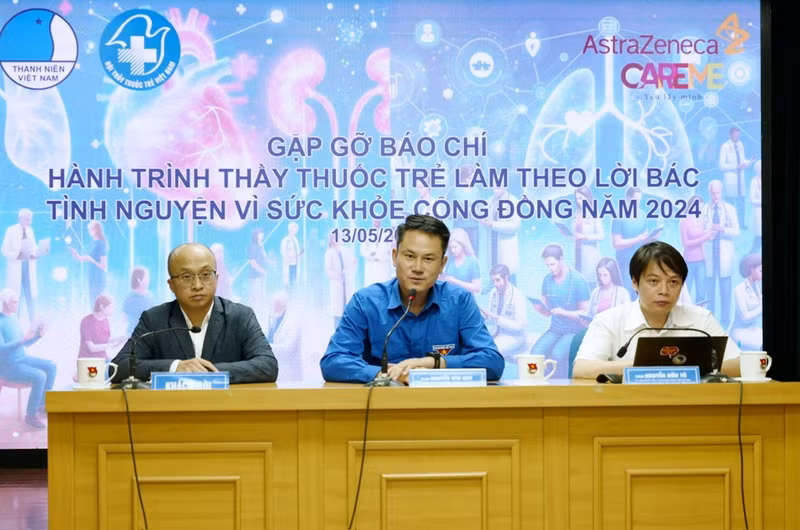 新闻发布会场景。