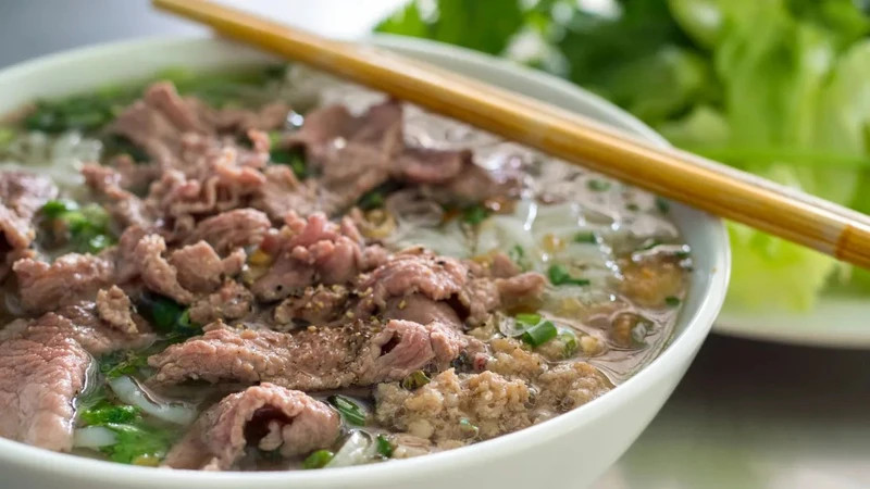 CNN在文中配图的一碗牛肉河粉图片下添加文字说明：“一碗牛肉河粉绝对能治愈一切”。