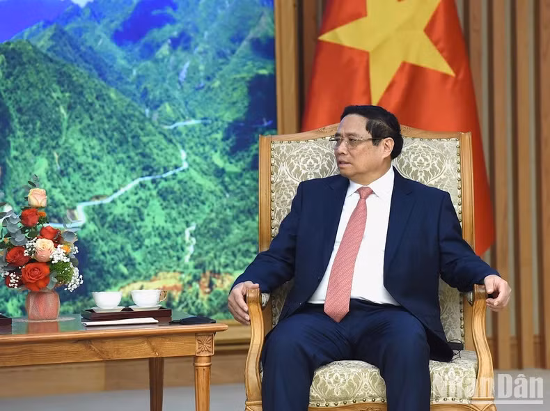 越南政府总理范明正在会见法国国防部长塞巴斯蒂安·勒科尔努时发表讲话。