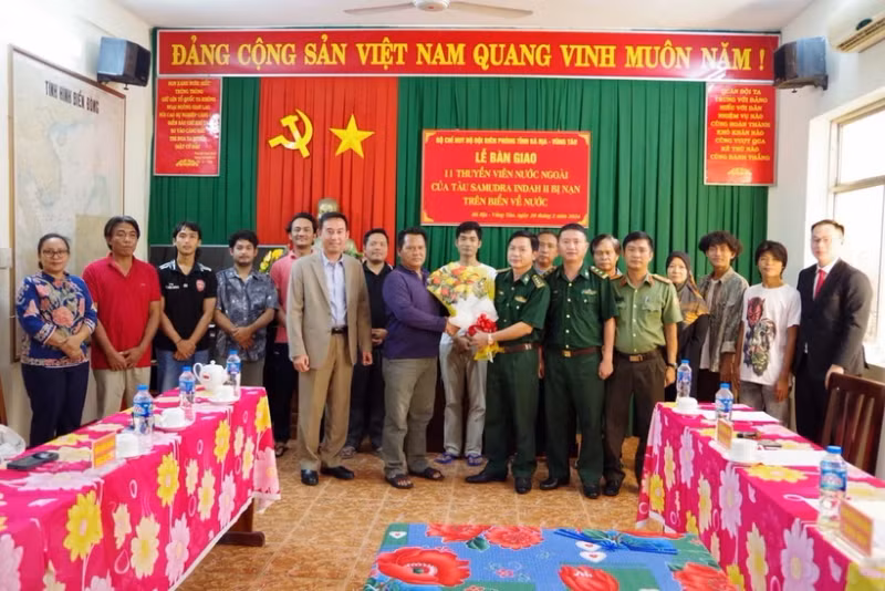 越南成功救援海上遇险11名外籍船员并移交有关国家。