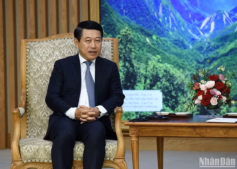 老挝政府副总理兼外交部长沙伦塞·贡马西发表讲话。