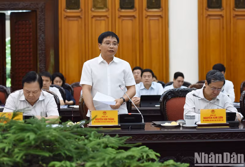 交通运输部部长阮文胜在会上发表讲话。