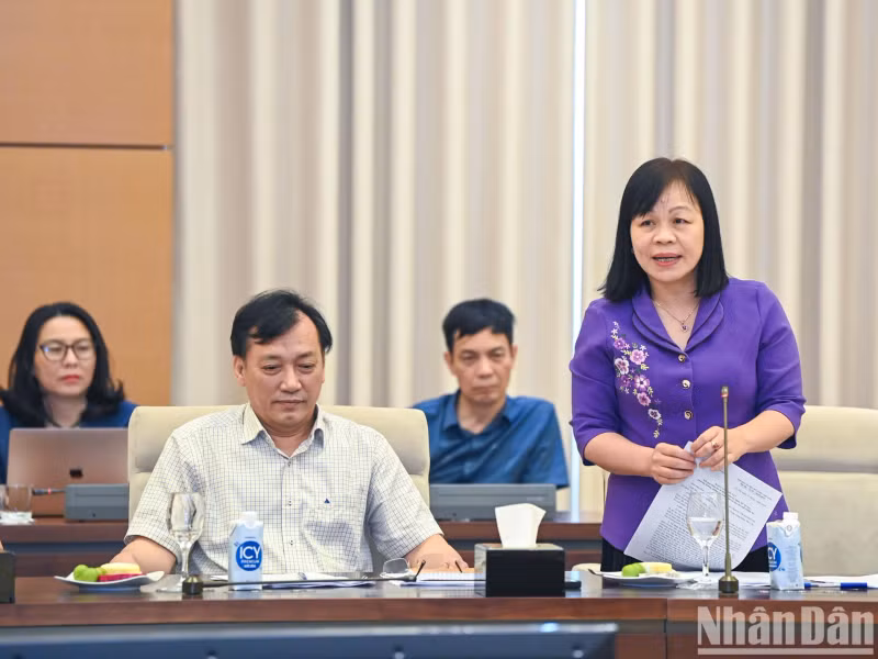 国会文化教育委员会副主任阮氏梅花发表讲话。