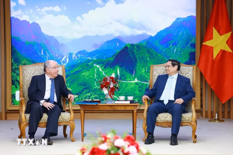 越南政府总理范明正会见巴西外长维埃拉。