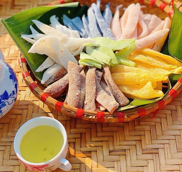 附图：不少年轻人走进厨房亲手制作蜜饯。