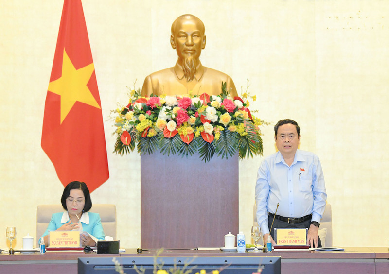 越南国会主席陈青敏主持会议。