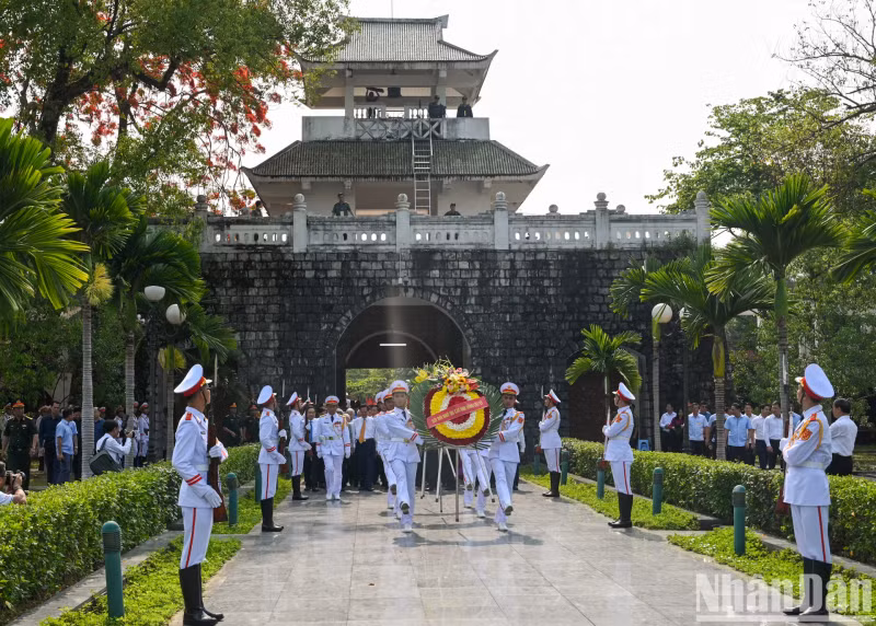 代表团的花圈飘带上写着“永远铭记各位英烈的丰功伟绩”。