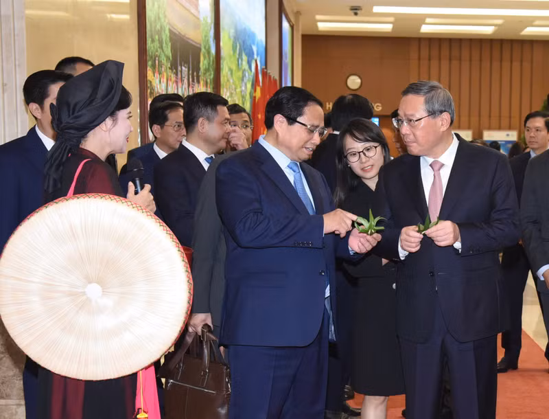 北宁官贺民歌艺术家向两位总理介绍凤翼槟榔。