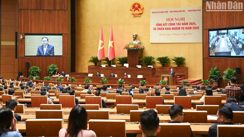 国会办公厅2024年工作总结暨2025年工作部署会议场景。