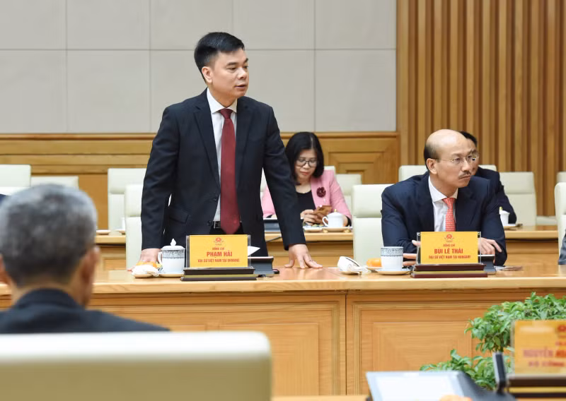 越南驻乌克兰大使在会上发表讲话。