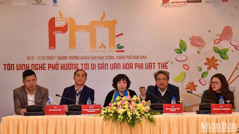南定省人民委员会、南定省文化体育厅、南定省饮食文化协会等举行记者会，公布2024年河粉节的主题为“越南河粉之路”。