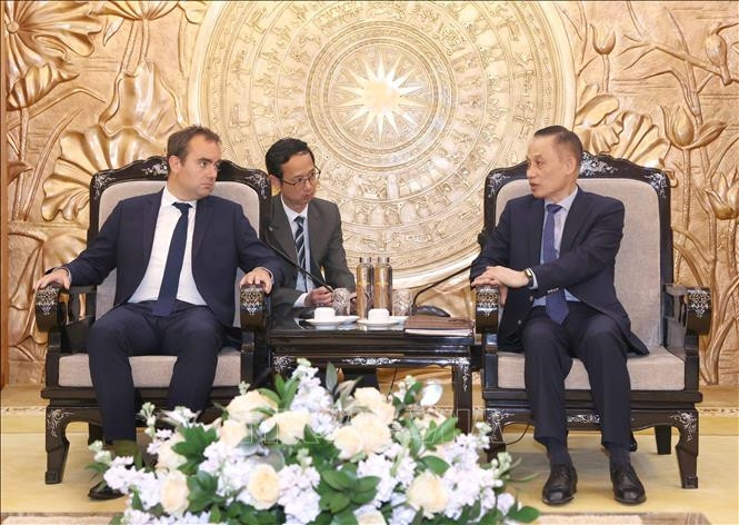越共中央对外部部长黎怀忠会见了正在访越并出席奠边府大捷70周年纪念活动的法国国防部长塞巴斯蒂安·勒科尔努。