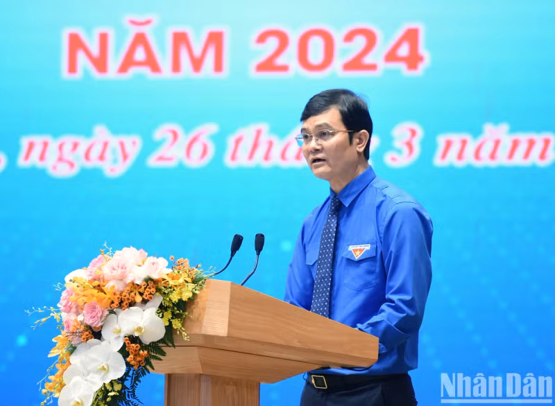 胡志明共青团中央书记处第一书记裴光辉致开幕词。 胡志明共青团中央书记处第一书记裴光辉致开幕词。