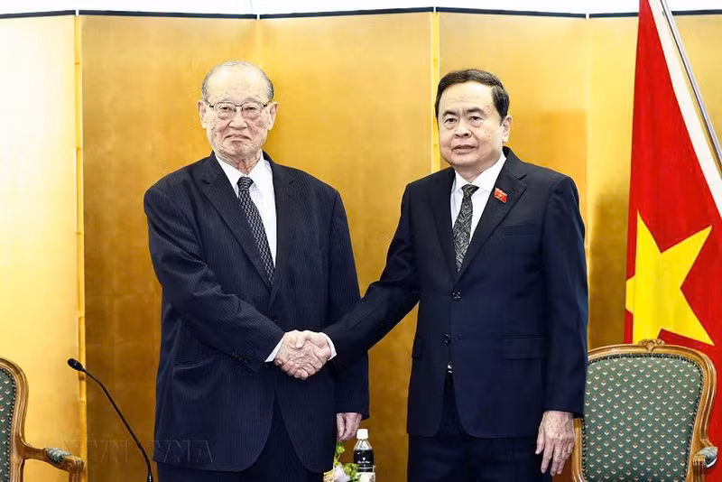 越南国会主席陈青敏会见日本民间外交推进协会理事长松泽建。（图片来源：越通社）