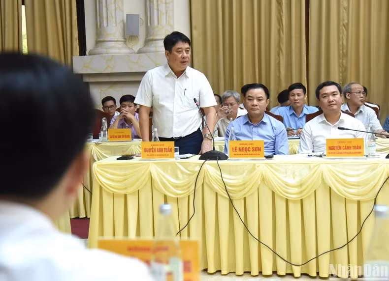 越南电力公司(EVN )总经理阮英俊在会上发表讲话。 越南电力公司(EVN )总经理阮英俊在会上发表讲话。