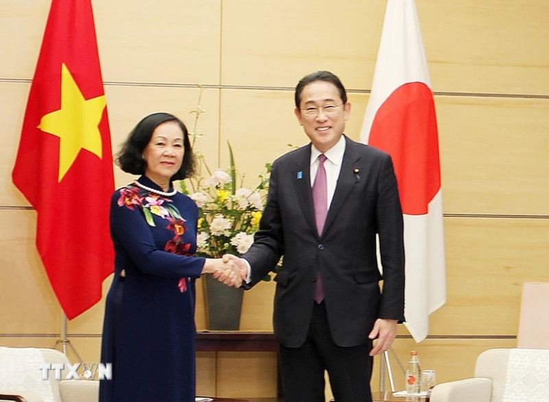 越共中央书记处常务书记张氏梅与日本首相岸田文雄。（图片来源：越通社）