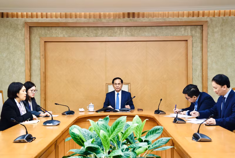 越南政府副总理兼外交部长裴青山与英国外交大臣戴维·拉米通电话。