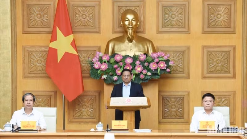 越南政府总理、2023~2026年国家教育培训改革创新委员会主席范明正主持召开委员会会议。