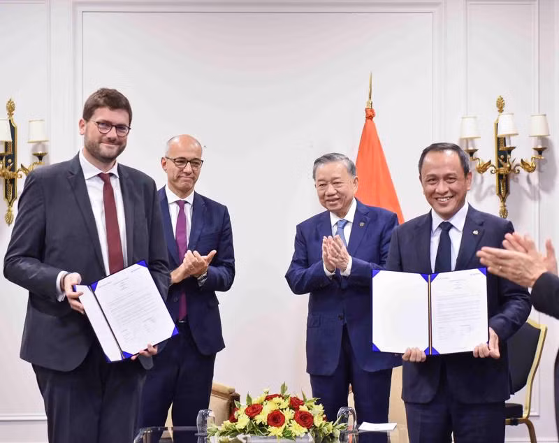 越南航空公司与法国赛峰航空座椅公司签署合作协议。