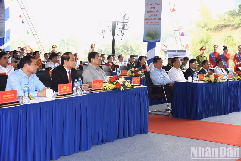 范明正总理和各位代表出席开工仪式。