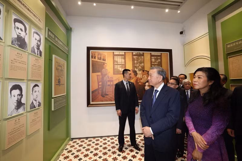 越共中央总书记、国家主席苏林和夫人参观越南青年革命同志会旧址。