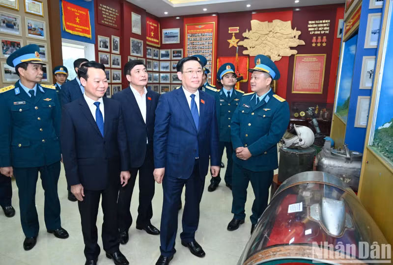 国会主席王廷惠参观921号空军团的传统陈列室。