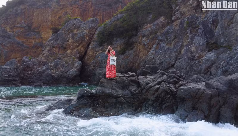 很多游客选择在长达近2公里的海滩上漫步，观赏美丽风景，拍照留念。