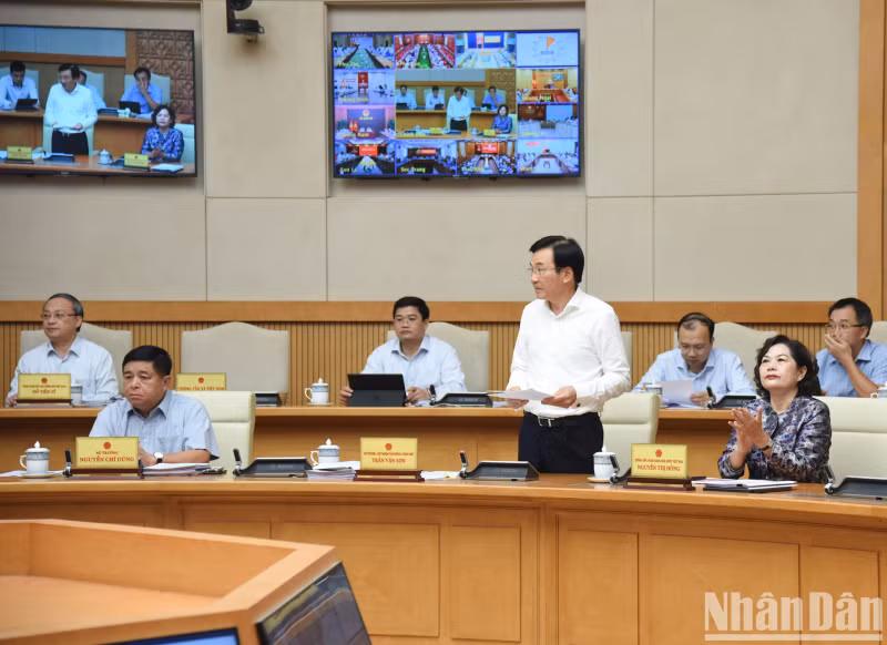 政府办公厅主任陈文山部长在会上发表讲话。