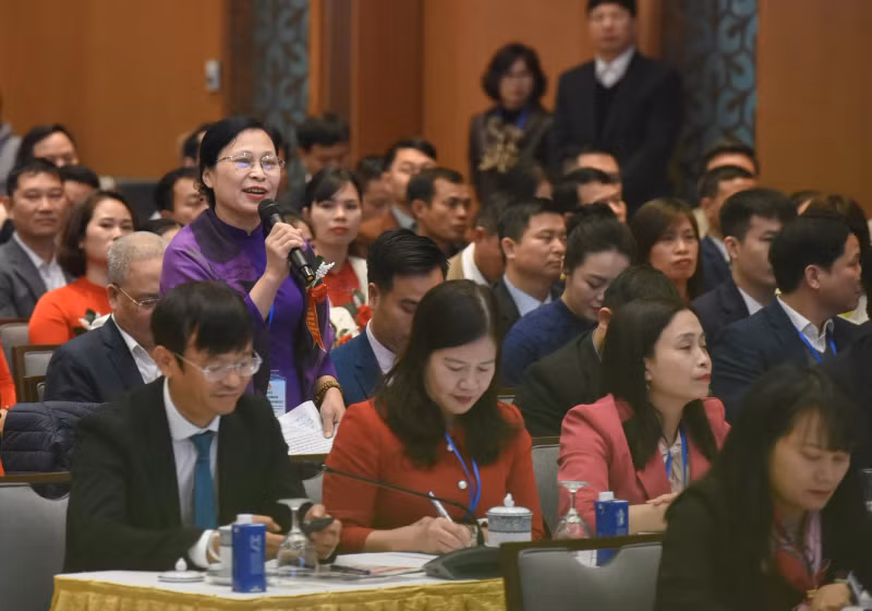 与会代表发表讲话。