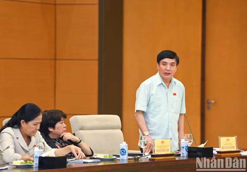 国会秘书长、国会办公厅主任裴文强在会上发表讲话。