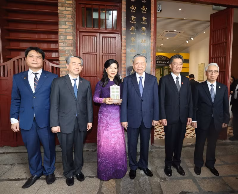 越共中央总书记、国家主席苏林和夫人及各位代表在越南青年革命同志会旧址合影。