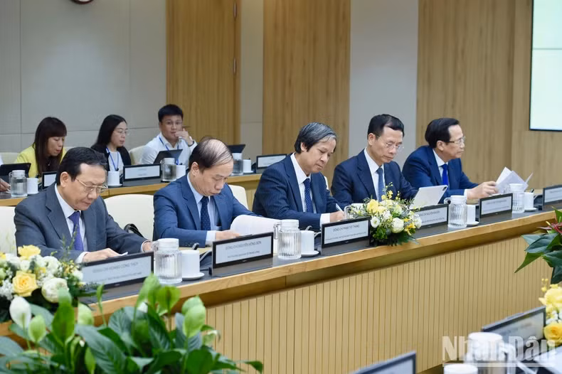 各部委、行业代表出席会议。