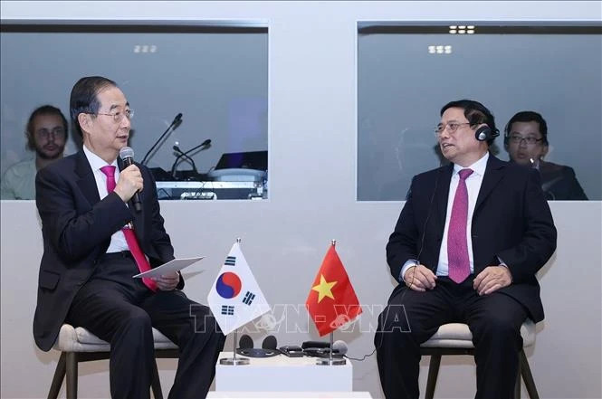 2024年1月16日，值出席在瑞士达沃斯举行的世界经济论坛第54届年会之际，越南政府总理范明正会见韩国国务总理韩德洙。（图片来源：越通社）