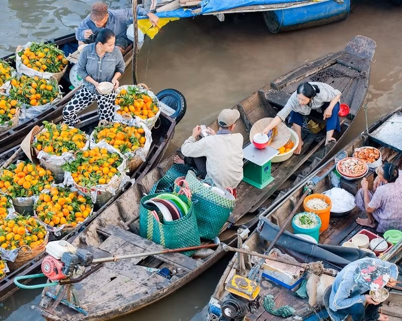 在水上集市购物、烹饪和饮食。