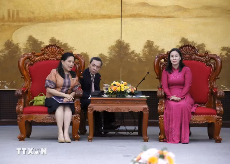 岘港市人民委员会副主席阮氏英诗（右）会见泰国驻胡志明市总领事维拉卡·穆迪塔蓬。（图片来源：越通社）