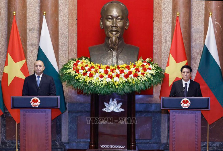 越南国家主席梁强与保加利亚总统鲁门·拉德夫举行联合新闻发布会。（图片来源：越通社）