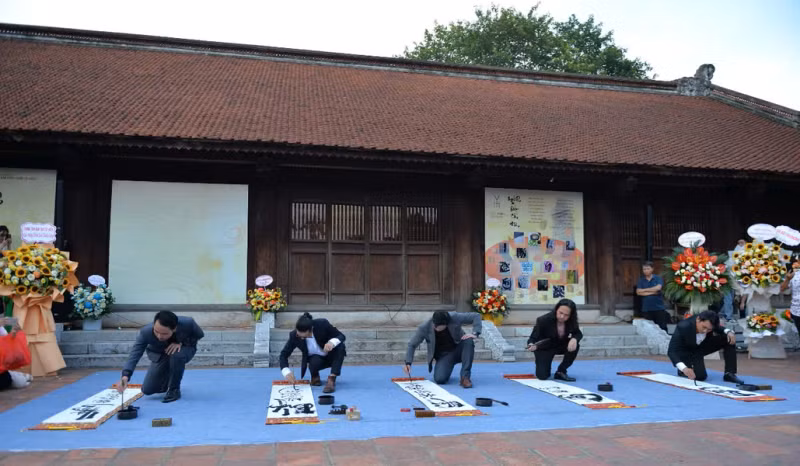 书法家在文庙–国子监书写国语字书法。
