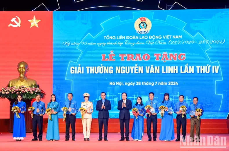 国会主席陈青敏和越南劳动总联合会主席阮廷康向10名优秀工会干部颁发阮文灵奖。