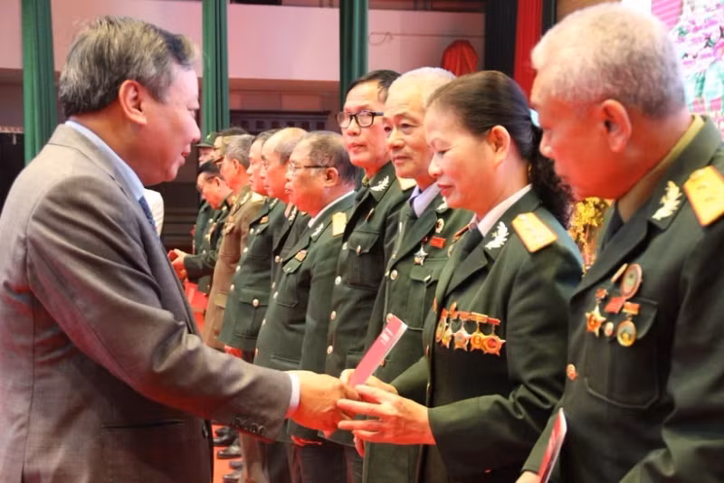 组委会向越南老兵、援柬志愿军老兵和专家以及在越南留学的柬埔寨学生代表赠送慰问品等。