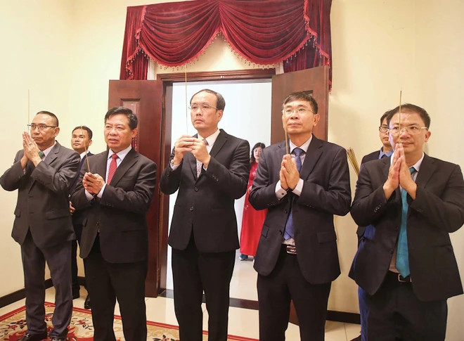 各位代表上香缅怀胡志明主席。（图片来源：越通社）